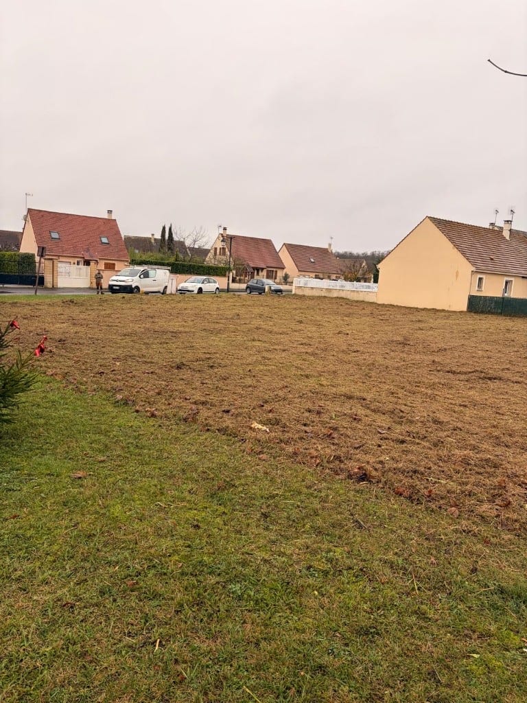 Après débroussaillage : parcelle fauchée, végétation réduite au sol, accès dégagé