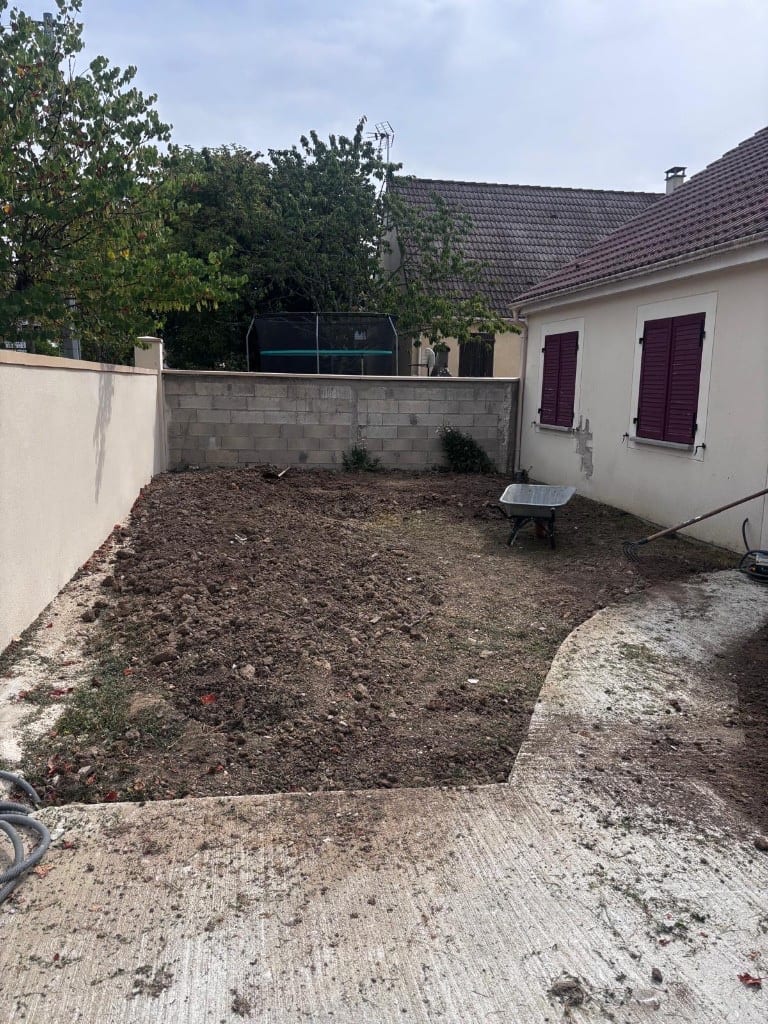 Avant : cour en terre retournée, brouette et outils sur le chantier