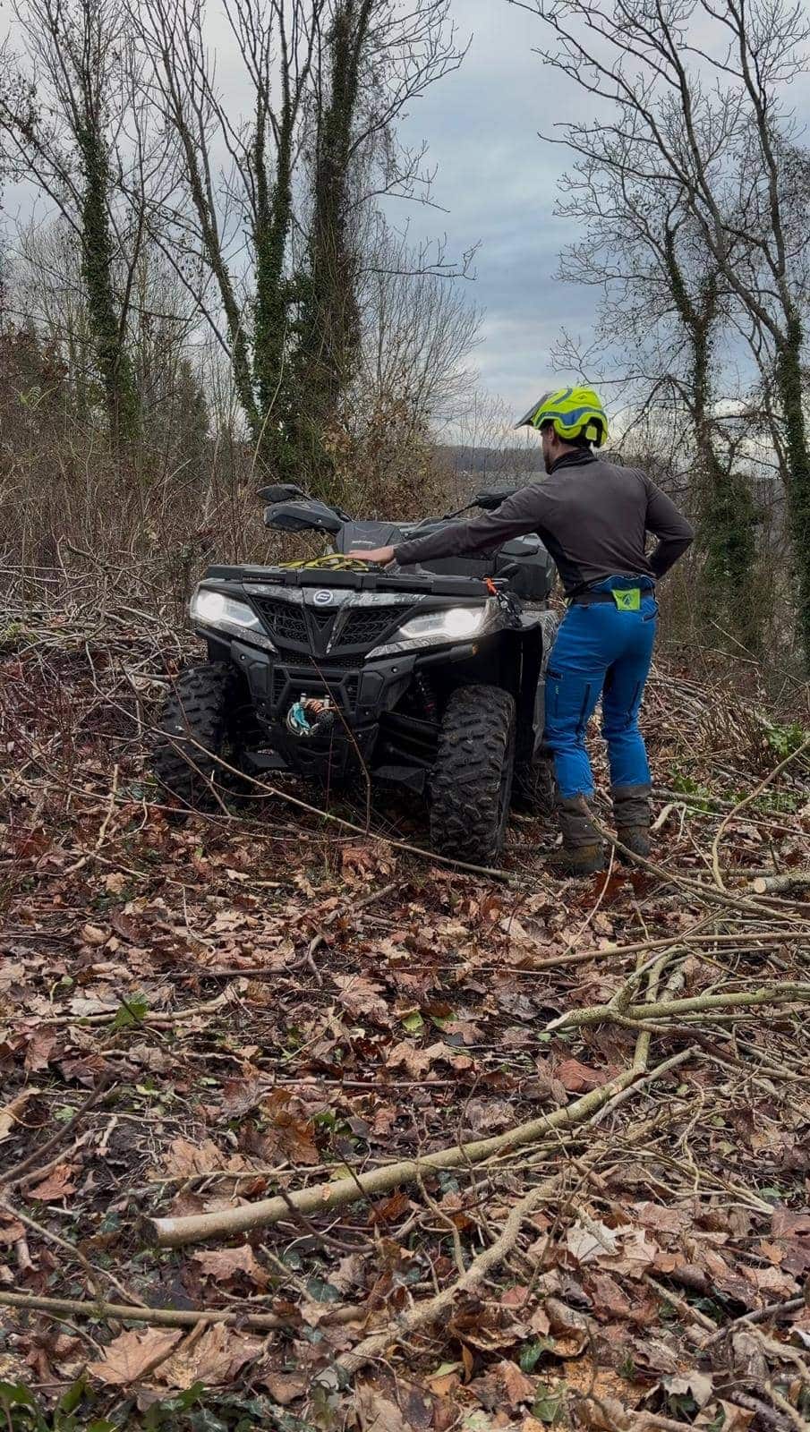 Équipe Green Line Solutions et quad sur un chantier forestier après débitage de branches